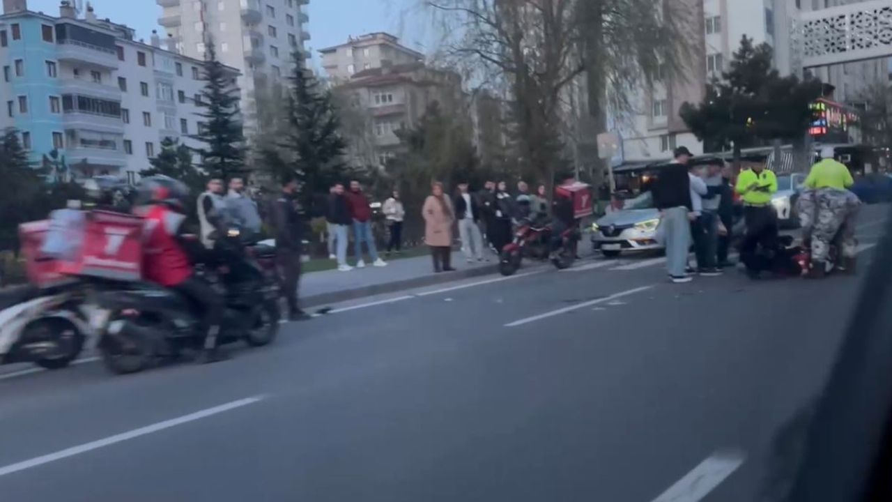 Talas Atatürk bulvarında kaza! Araba moto kuryeye çarptı