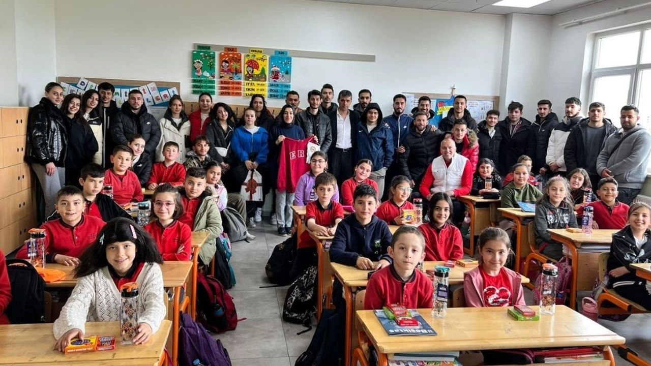 Erciyes Üniversitesi yerinde durmuyor! Minik öğrencilerle spor yapılar