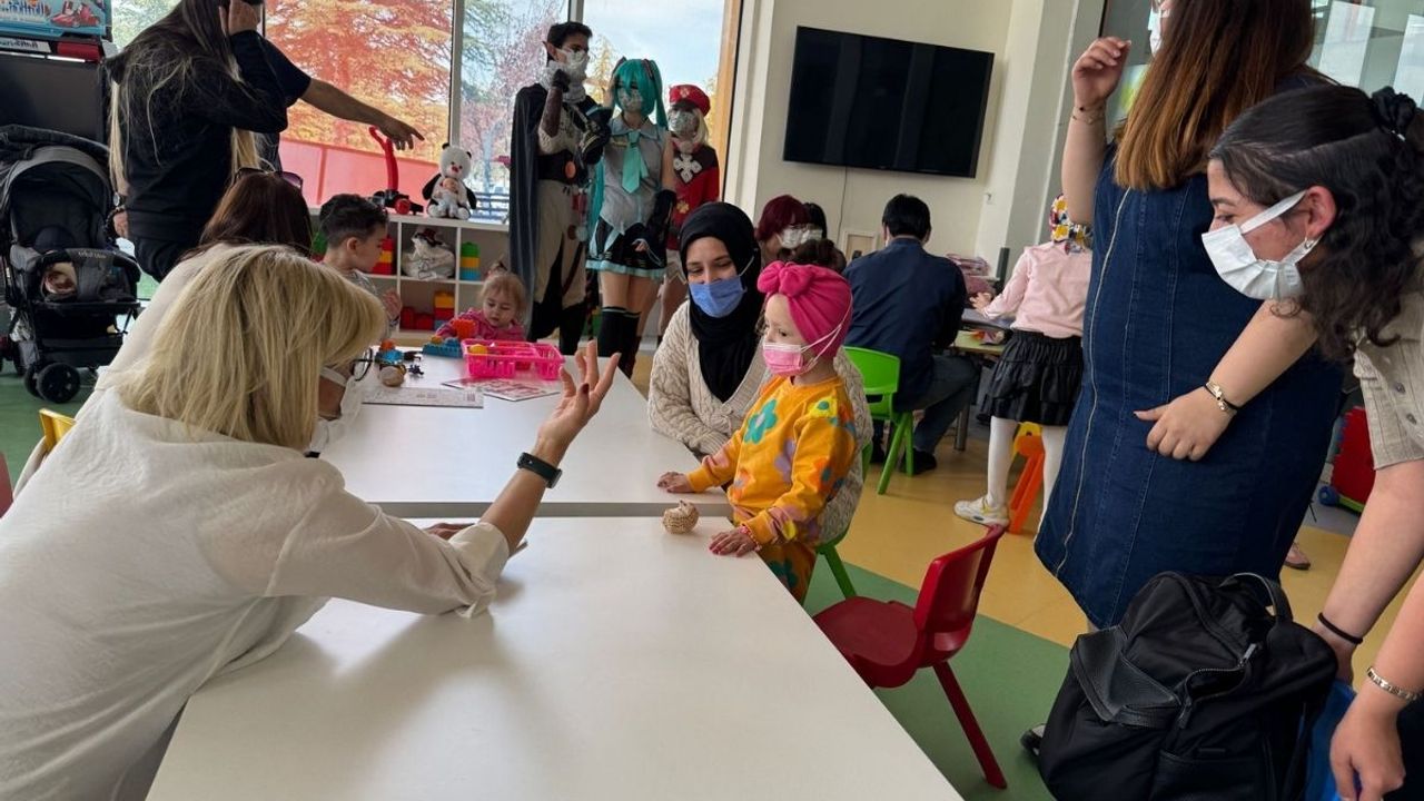 Kayseri'de ERÜ öğrencilerinden minik hastalara sürpriz!