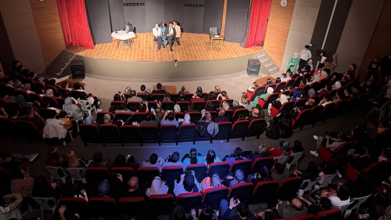 Kayseri’nin örnek okulu performansı ile büyüledi! İzleyenlerden tam not aldı