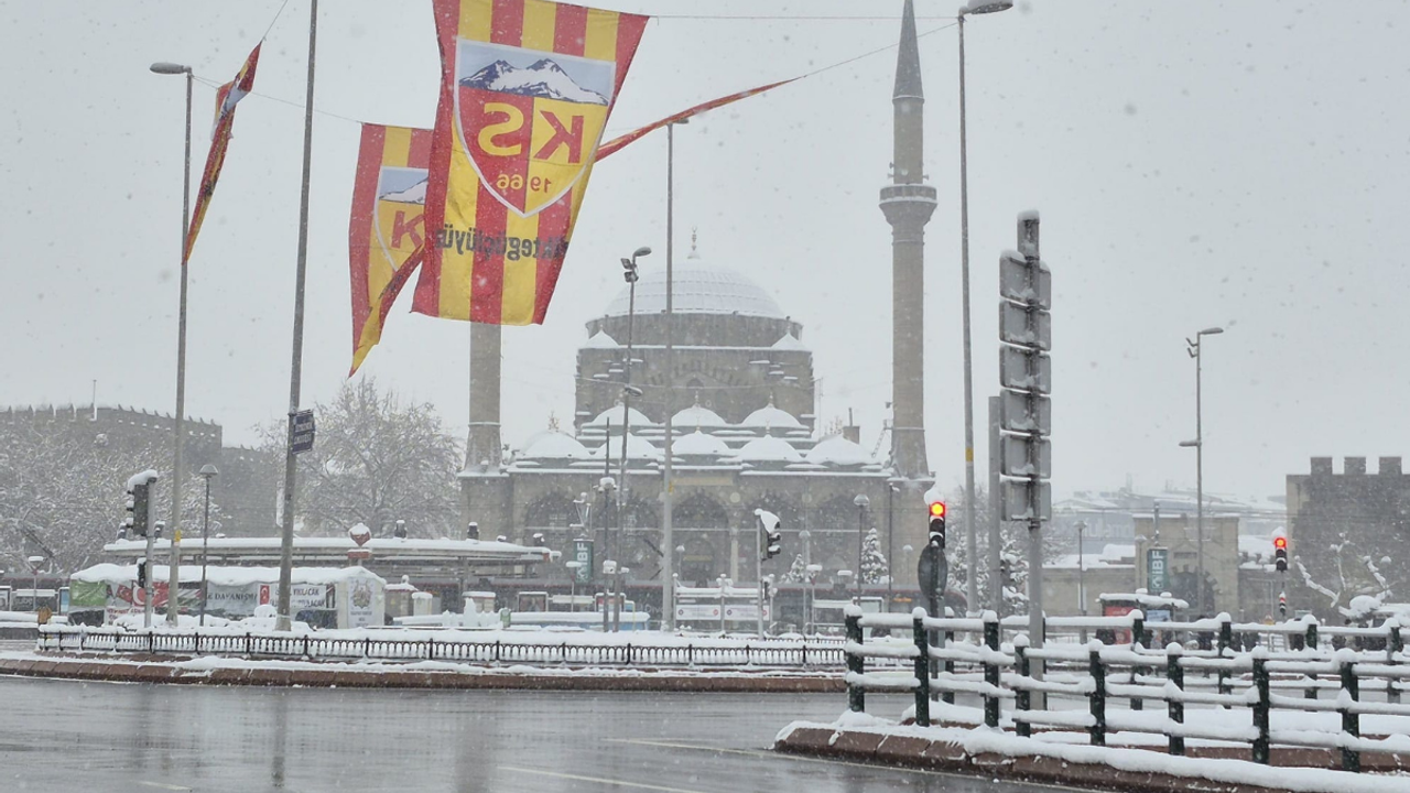 Kayseri’de nisan karı: Mevsimler değil, gelecek donuyor