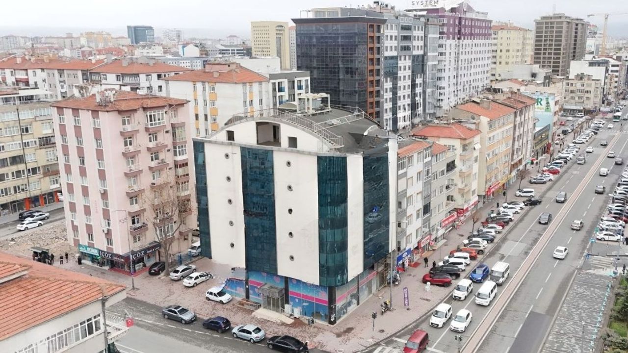 Kayseri’nin sağlık merkeziydi! 8 katlı bina 70 milyon TL’ye satılıyor