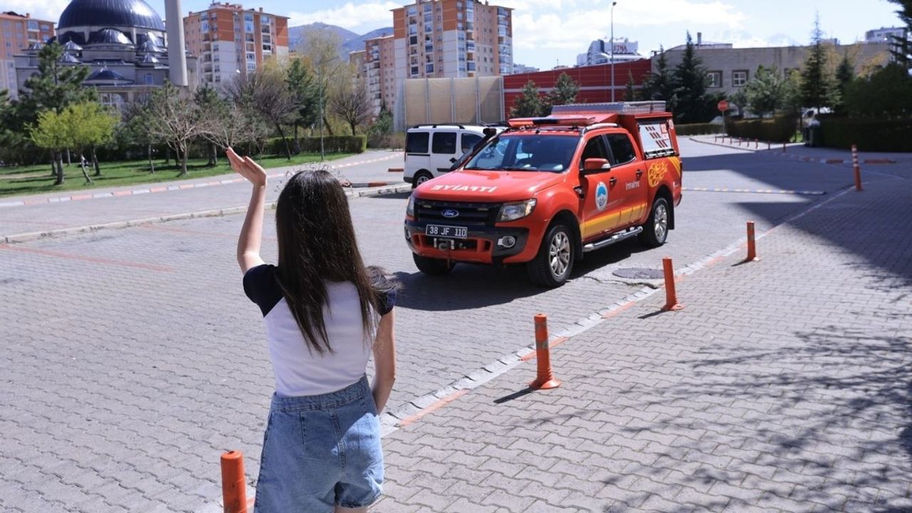 Kayseri İtfaiyesi'nden örnek hareket! Aleyna'yı yalnız bırakmadılar