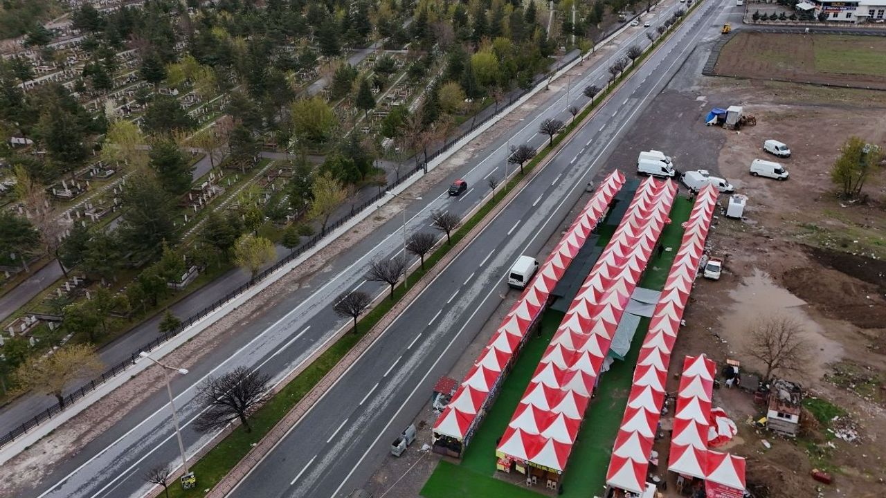 Kayseri'de şenlik tepkisi! Mezarlığın karşısına kurdular