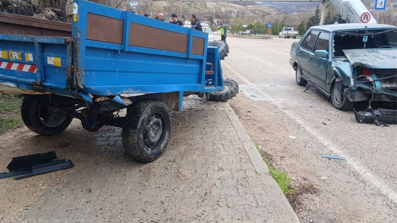 Kayseri yolunda kaza! Çapa motoru ile otomobil birbirine girdi