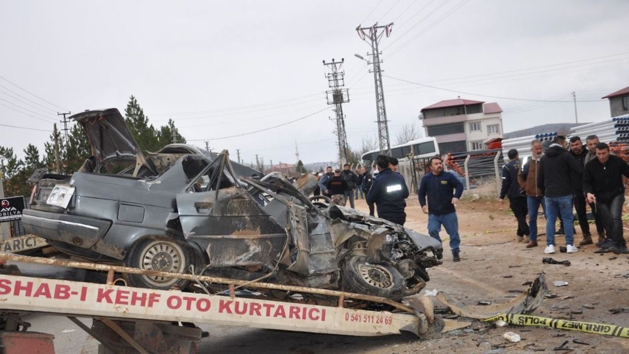 İki aracın karıştığı kazada otomobil kağıt gibi ezildi! Ölü ve yaralılar var
