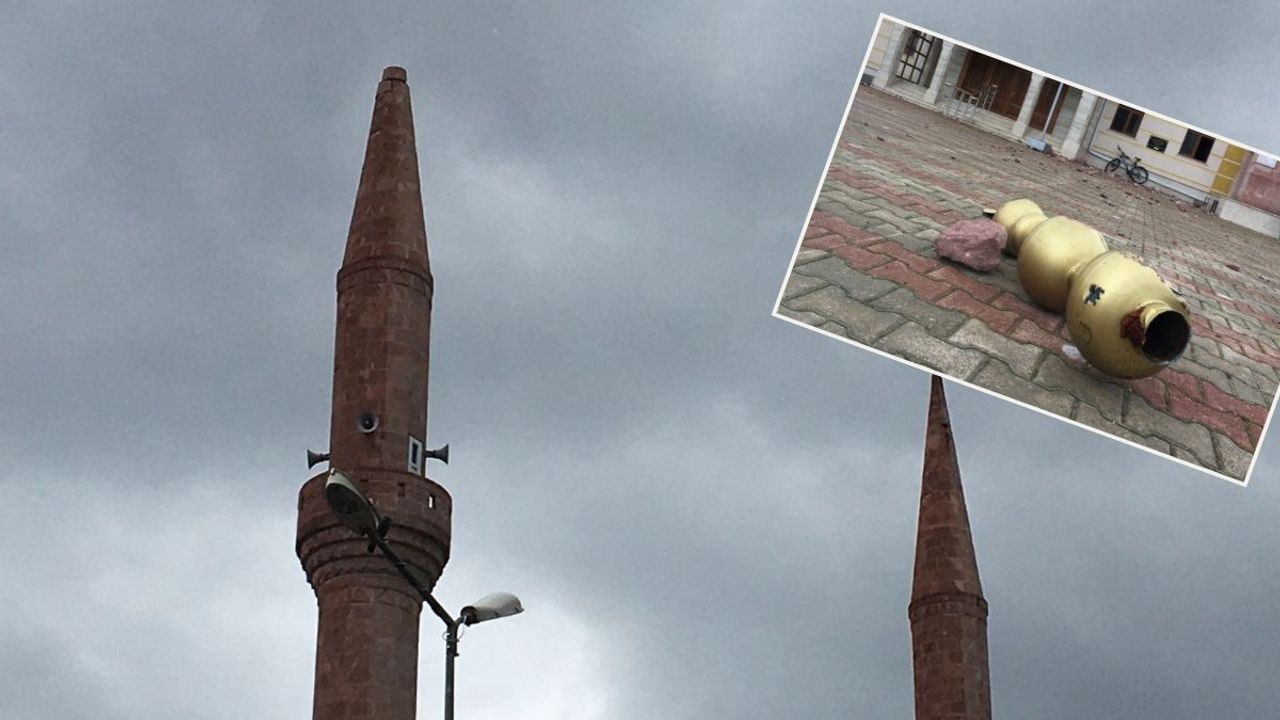 Korku dolu anlar! Cami minaresine yıldırım düştü
