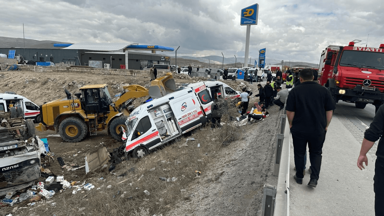 Kayseri yolunda ortalık savaş alanına döndü! Ambulans kamyonete çarptı!