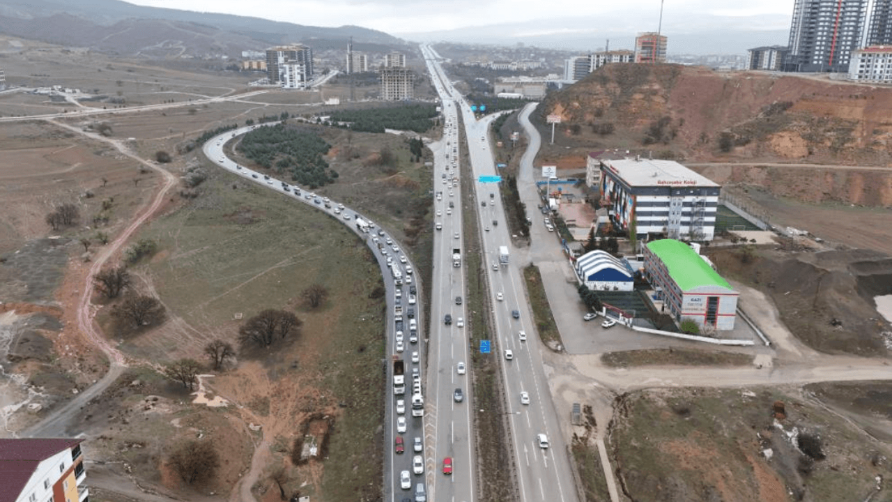 Kayseri’ye doğru yola çıkan tatilciler dikkat! Kilit Kavşak’ta sürücülerin zor anları!