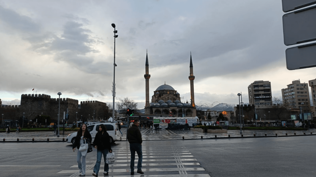 Kayseri’de kış mesaisi sürüyor! Meteoroloji’den karla karışık yağmur uyarısı!