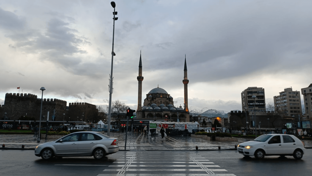Kayseri'de yaz geldi sanmayın! Aniden sağanak yağış bastıracak!
