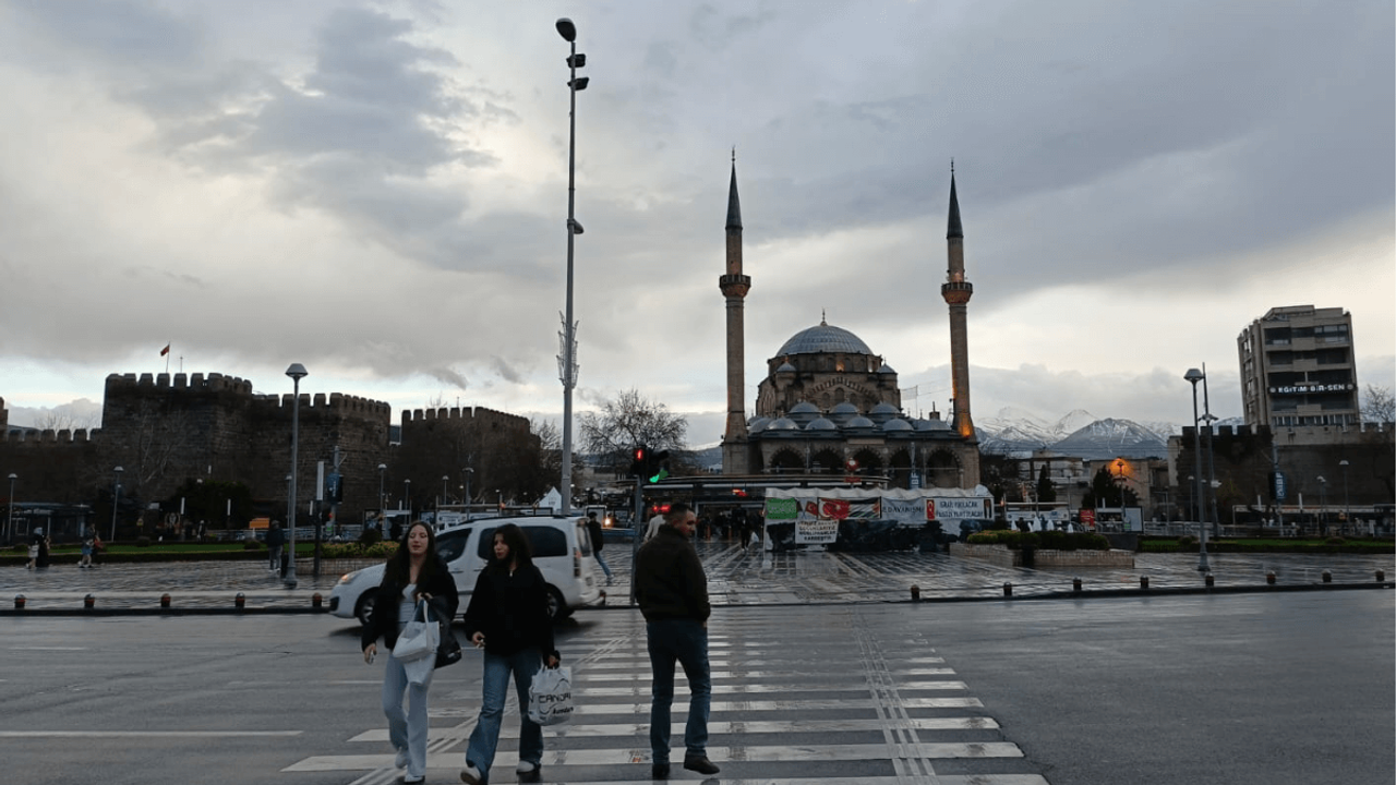 Kayseri'ye bir türlü yaz gelmiyor! Yağmur fena bastıracak!