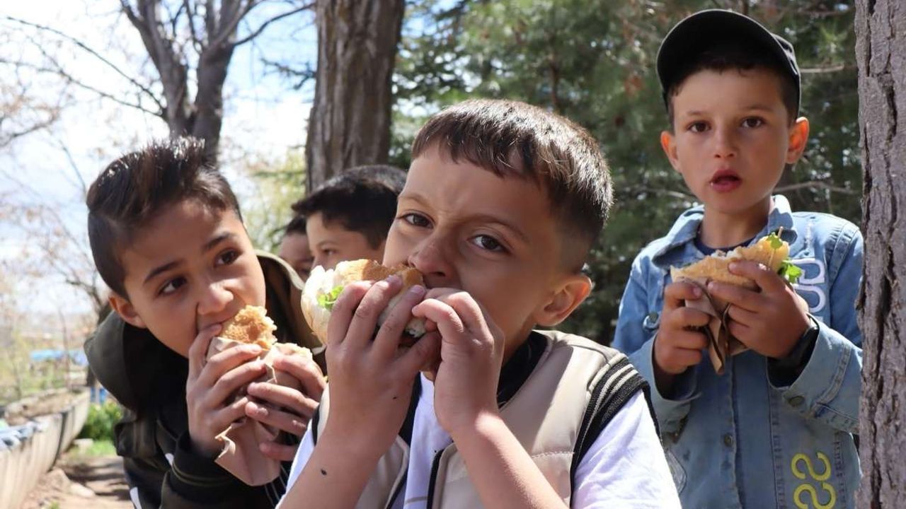 Kayseri'de miniklerin unutulmaz günü! İlk defa hamburger yediler