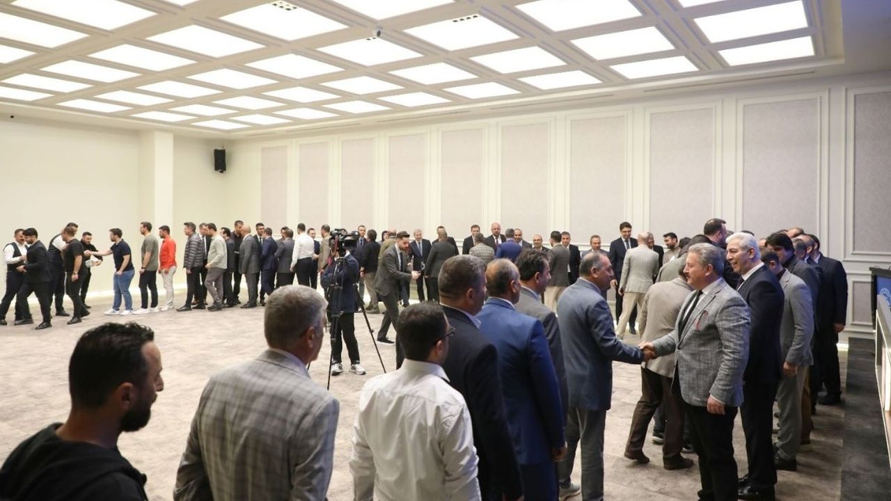 Melikgazi Belediyesi'nde bayram dönüşü uzun sıra! Tek tek konuştu