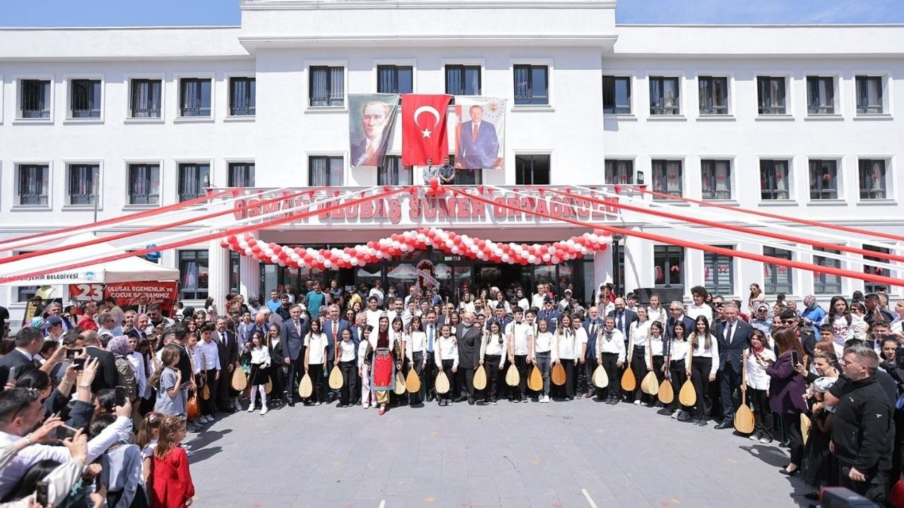 Kayseri'de 23 Nisan coşkusu: Memduh Büyükkılıç türkü söyledi!
