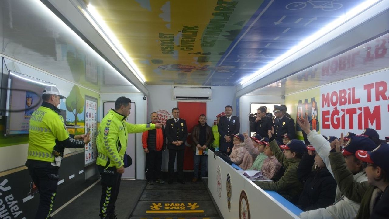 Kayseri İl Emniyet Müdürü Atanur Aydın Mobil Trafik Eğitim Tırı'nda çocuklarla eğitime katıldı!