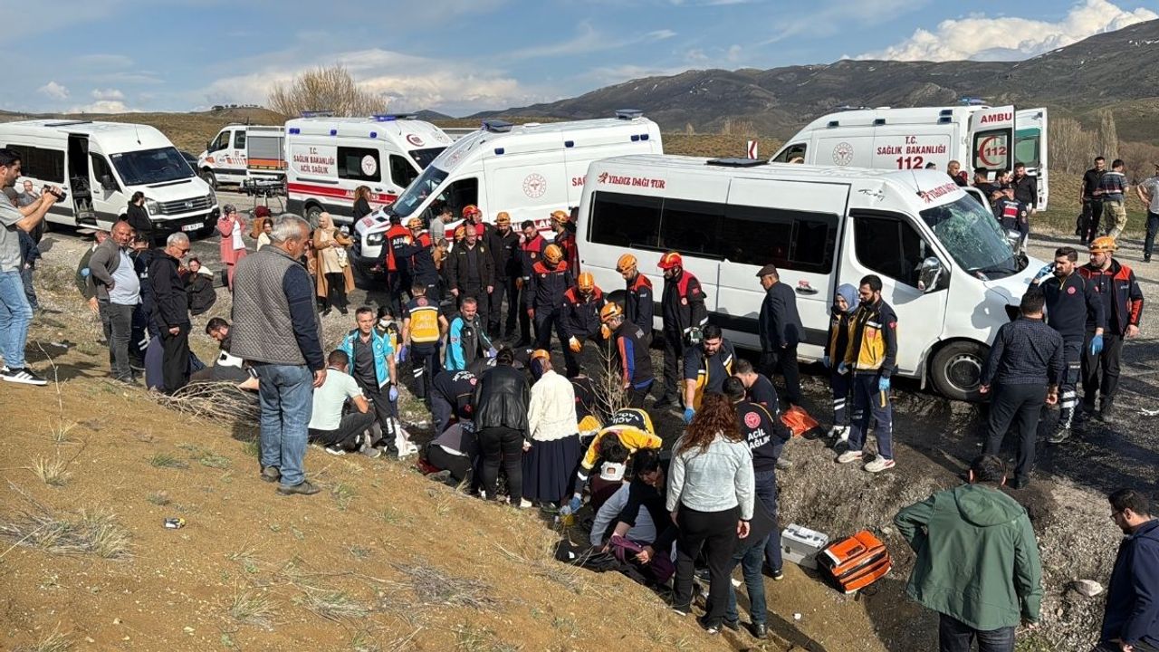 Öğretmenleri taşıyan minibüs kaza yaptı! Ölü ve yaralılar var
