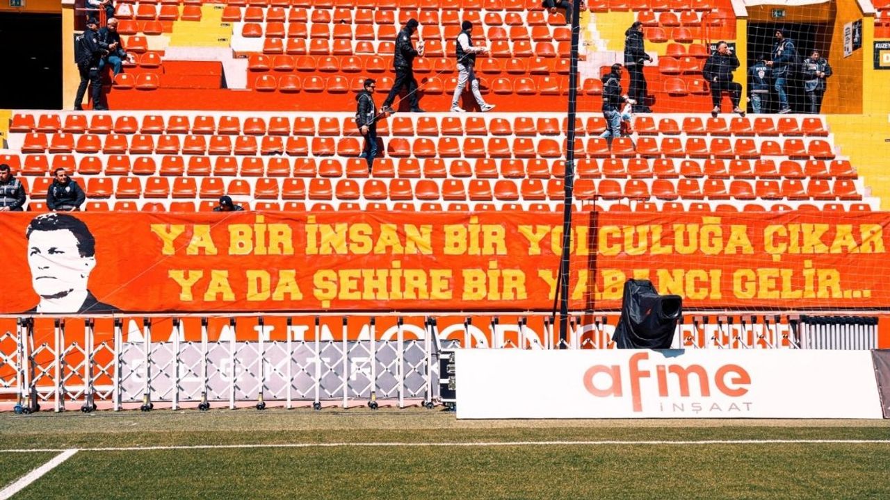Kayserispor – Kasımpaşa maçında dikkat çeken Sergej Jakirovic pankartı