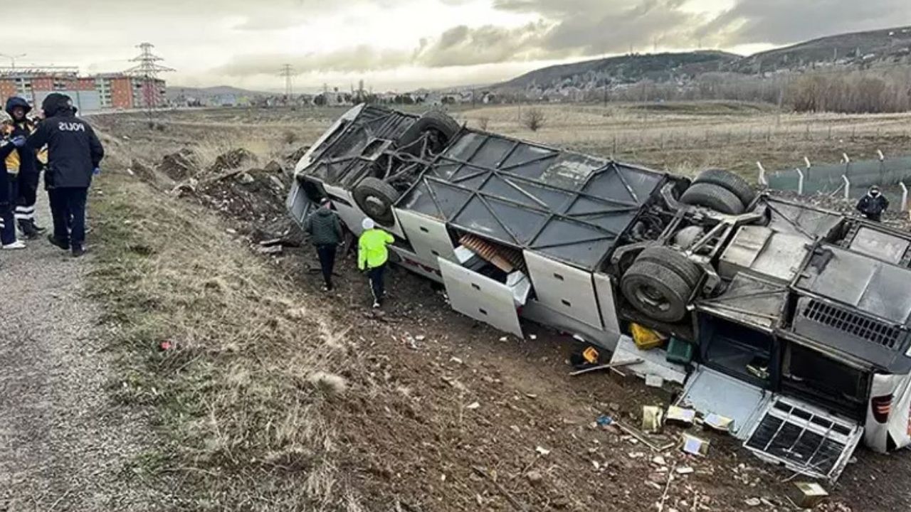 Sivas'ta bayram dönüşü feci kaza! Yolcu otobüsü devrildi