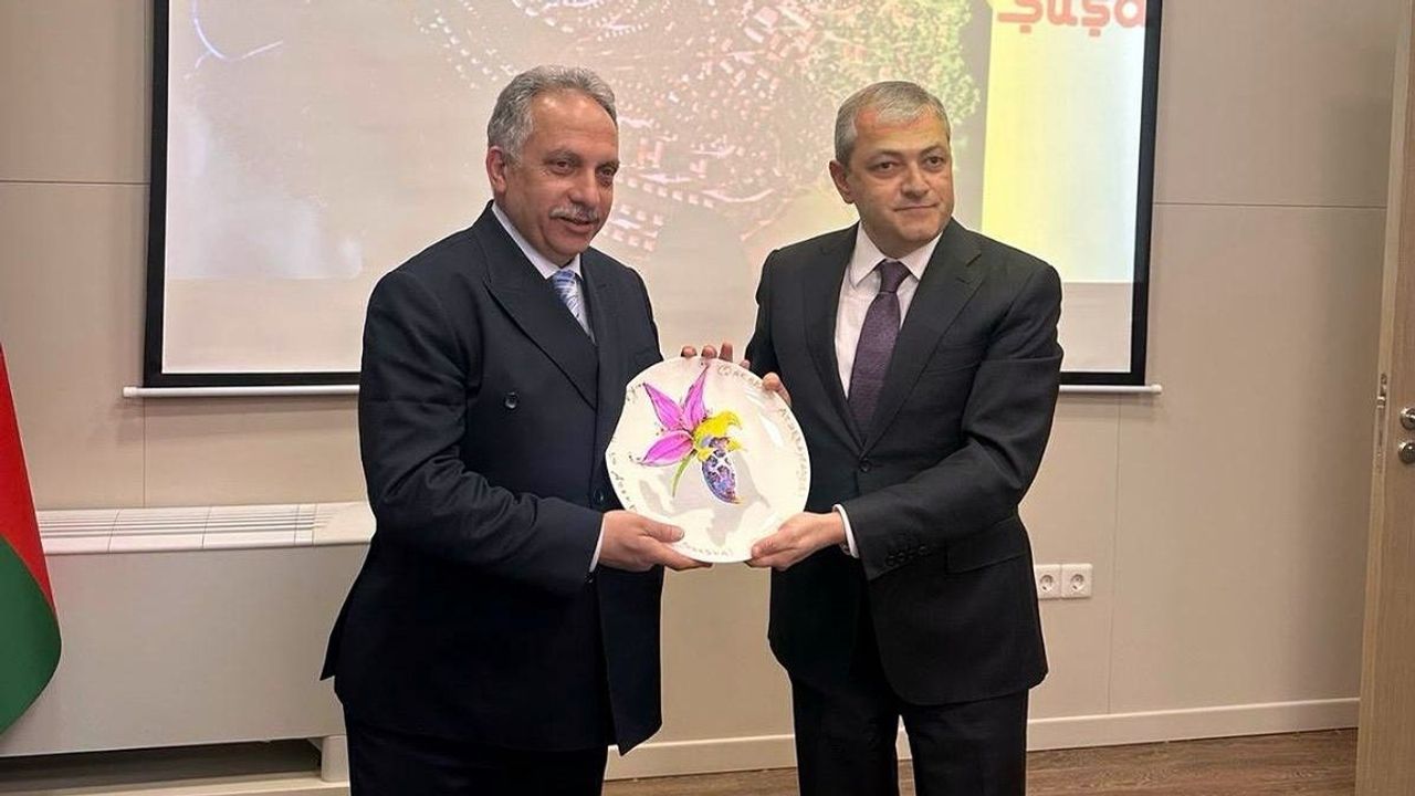 Talas Belediye Başkanı Yalçın Azerbaycan'da çiçeklerle karşılandı!