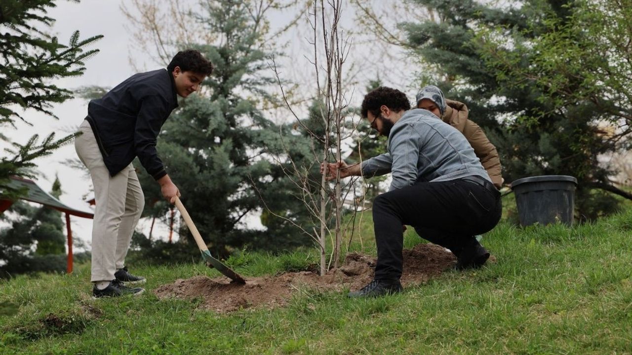 Kayseri'de Talas Belediyesi ve Erciyes Üniversitesi fidanları toprakla buluşturdu!