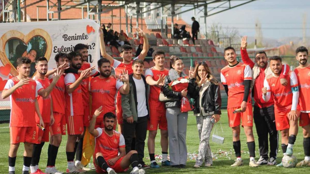 Kayseri'de amatör maçta sürpriz evlilik teklifi!