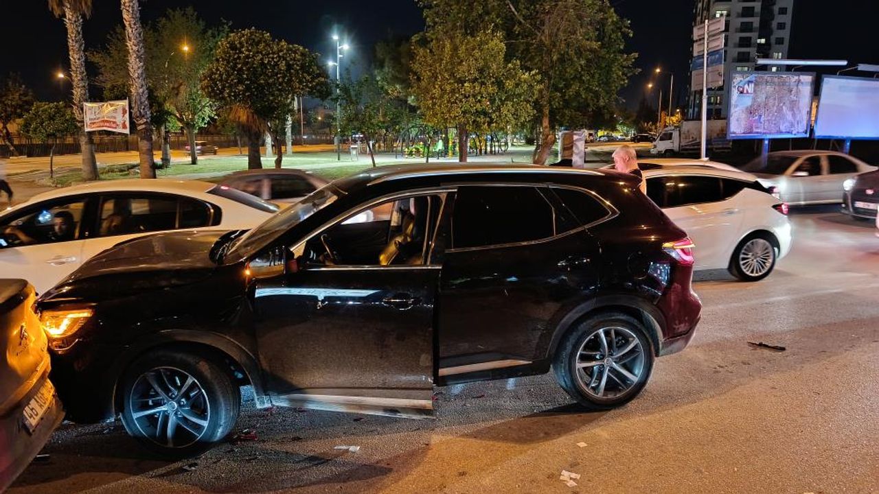 Kırmızı ışıkta kanlı pusu! Lüks araca silahlı saldırı düzenlendi