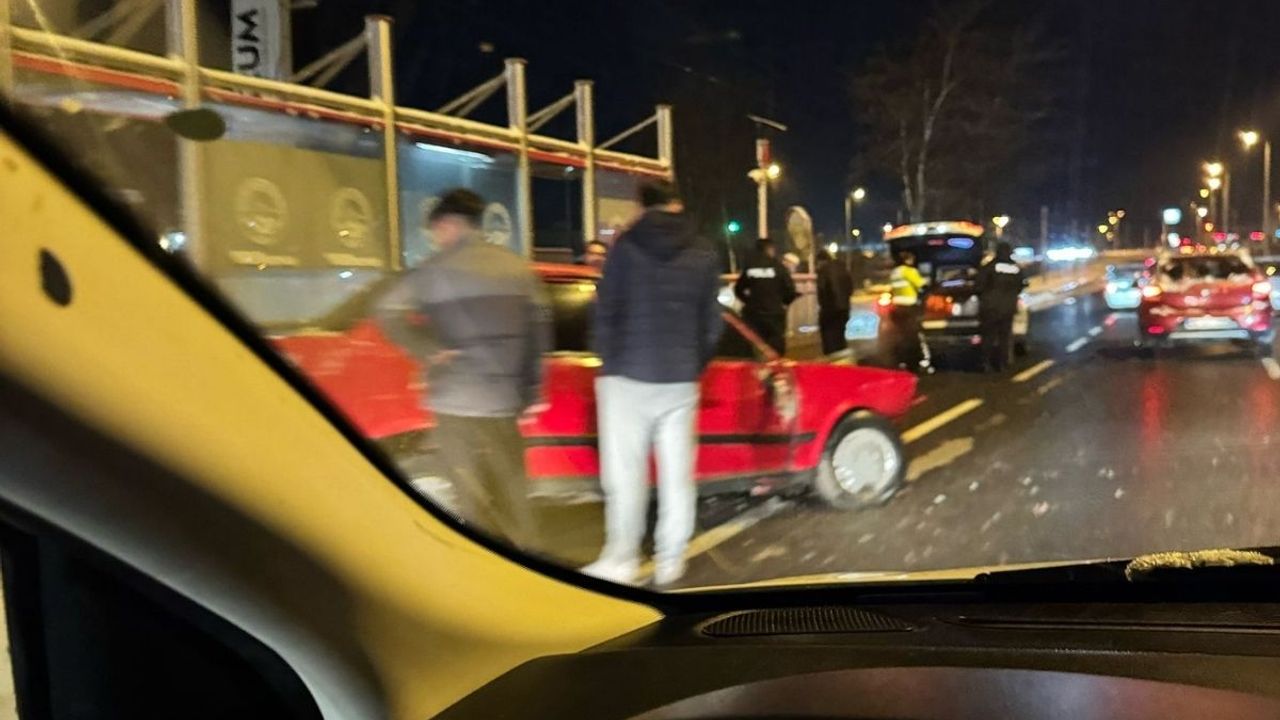 Kayseri'de kar yağışı sonrası kazalar art arda geldi: 9 araç birbirine girdi