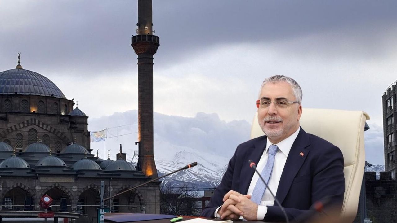 Kayseri'de bakanların biri gidiyor biri geliyor!