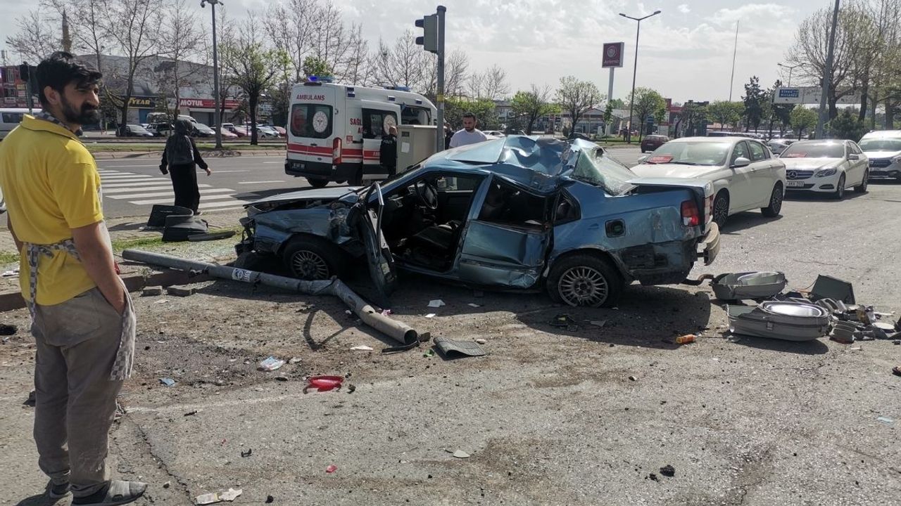 Kayseri’de kamyonet arabayı kağıt gibi ezdi!