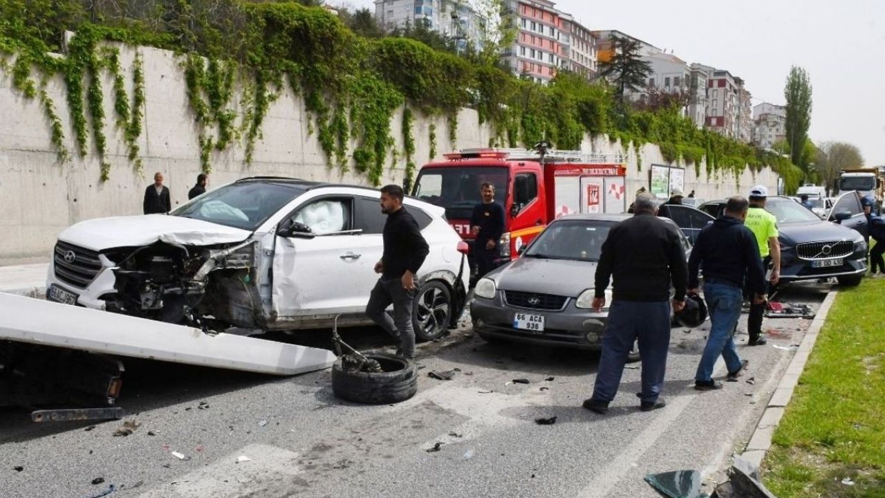 Lüks araç zincirleme kazaya sebep oldu! Arabalar hurdaya döndü
