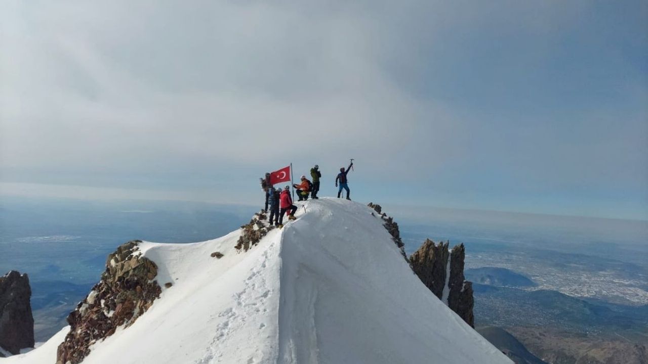 Erciyes'in zirvesinden Kayseri'ye bakış: 4 bin metre yükseklikte kutlama!