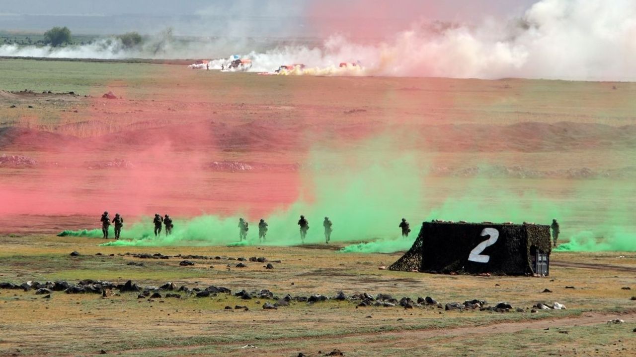 Erciyes-2025 Tatbikatı nefes kesti: Komandolar gökyüzünde şov yaptı!