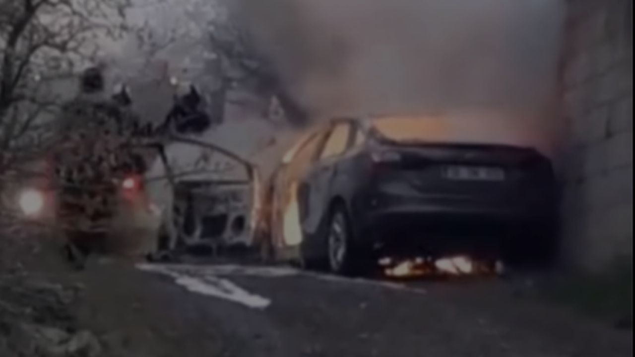 Hisarcık'ta araç cayır cayır yandı: Sürücü kendini dışarı zor attı!