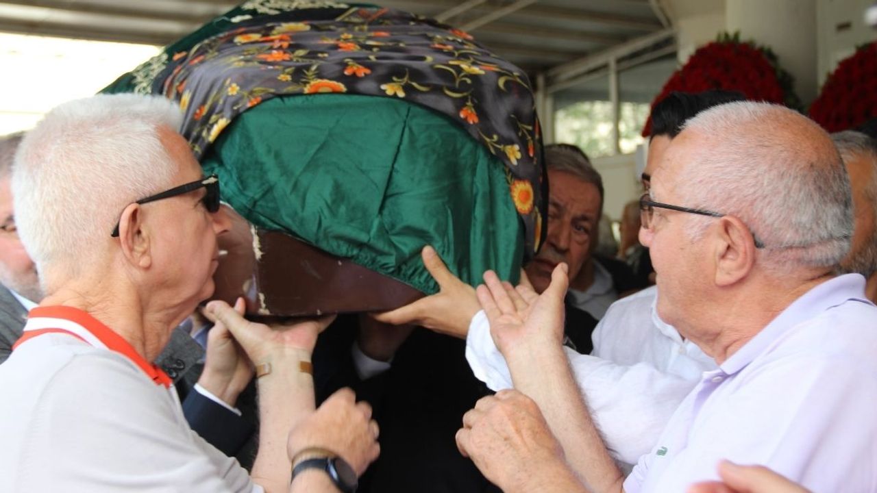 Hulusi Akar cenaze töreninde tabuta omuz verdi!