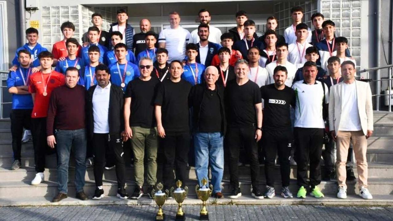 Kayseri Süper U-18 Ligi'nde şampiyon takımlar kupalarını aldı