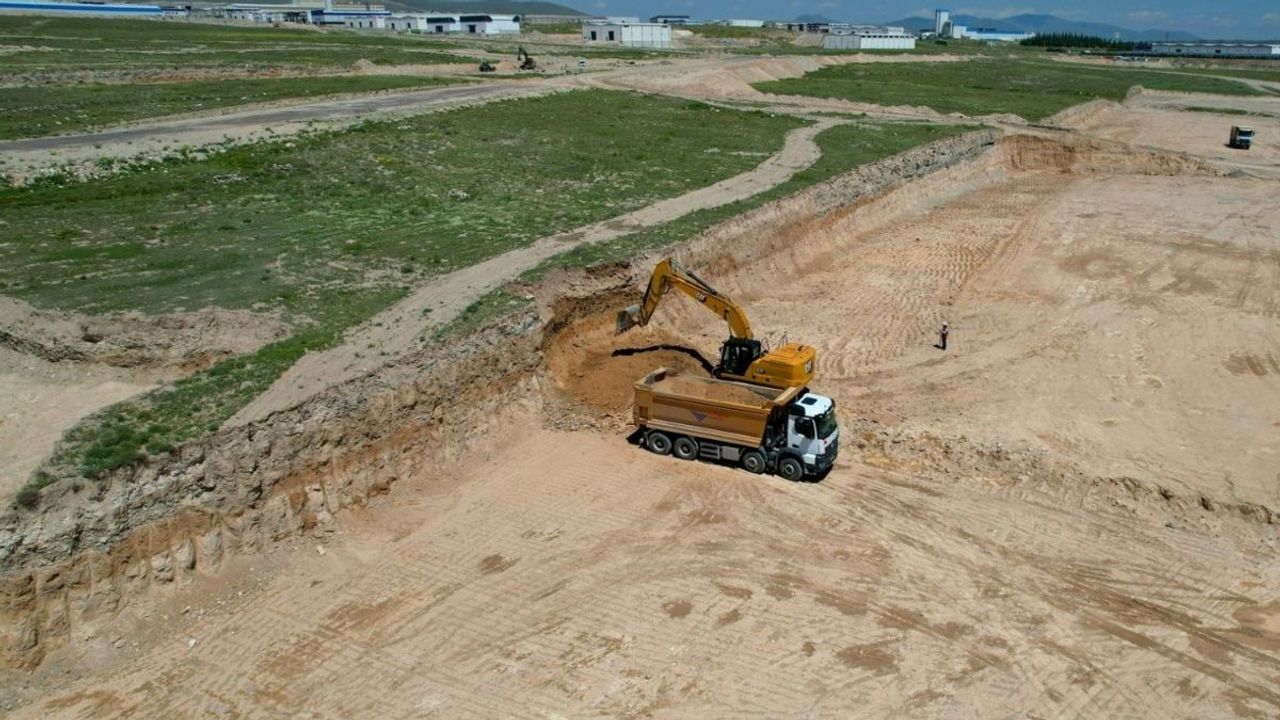 Kayseri'de o bölgeyi rahatlatacak demiryolu hattı! Vali Çiçek yerinde inceledi