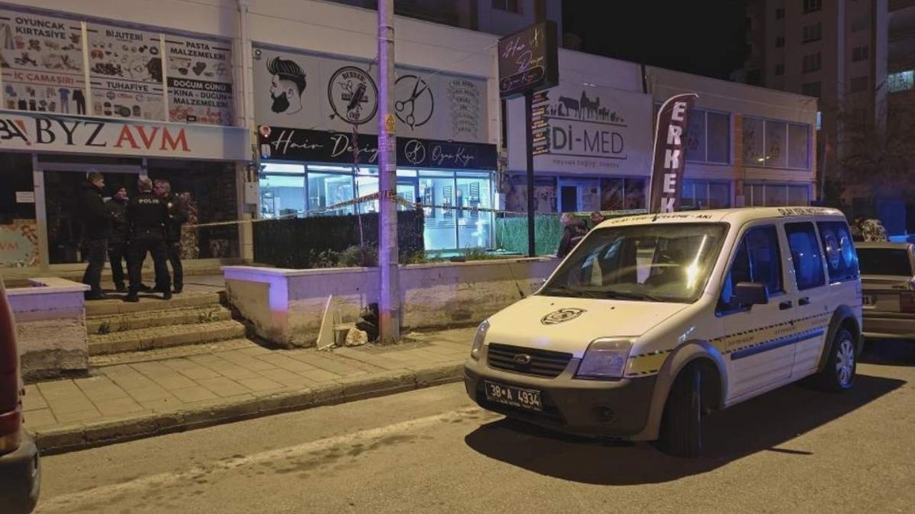 Kayseri'de bıçaklı kavga! 1'i ağır 2 yaralı