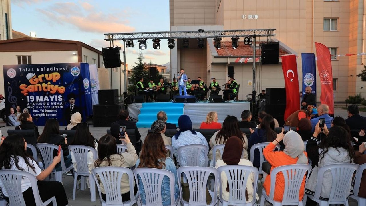 Kayseri'de KYK kız yurdunda konser! Grup şantiye sahne aldı