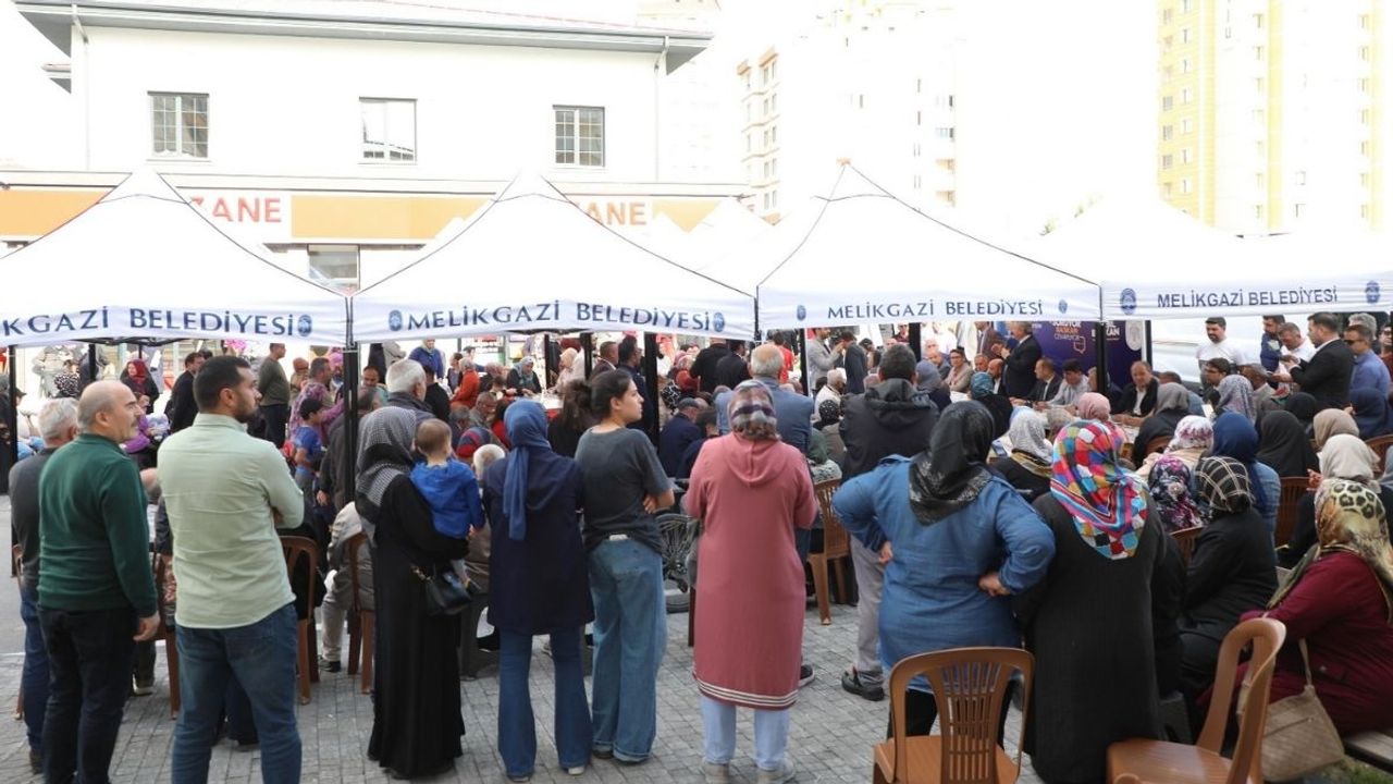 Kayseri'de muhtar başkanı bulunca sözleri aldı! Hem okul hem park