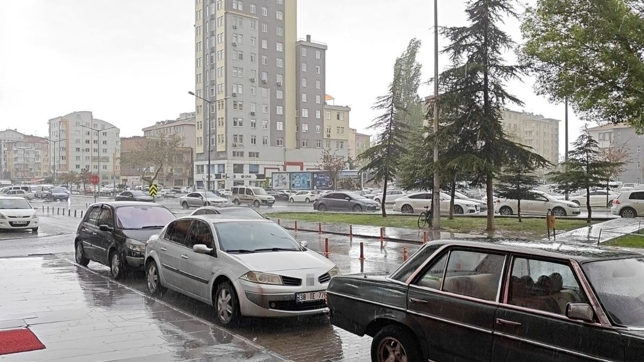Kayseri'de sağanak yağış birden bastırdı! Vatandaşlar ne yapacağını şaşırdı