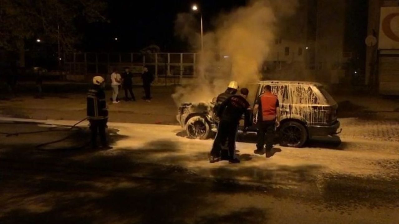 Kayseri'de şüpheli yangın! Park halindeki lüks araçtan dumanlar yükseldi