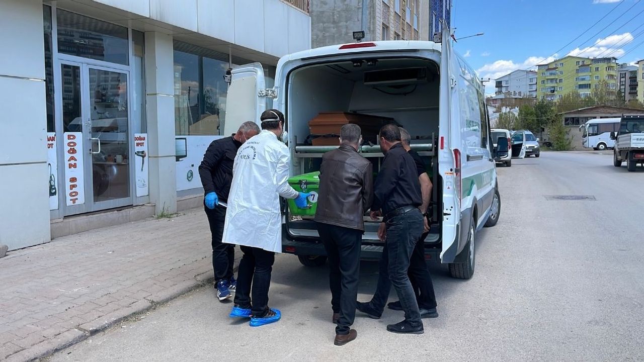 Komşuları koku üzerine ihbar etti! 70 yaşındaki adamın cansız bedeni bulundu