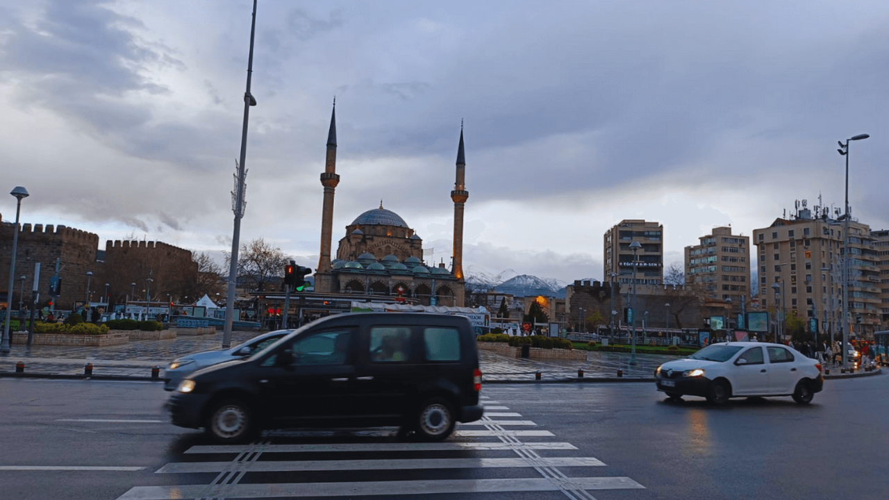 Kayseri’de yalancı güneşe aldanmayın! Kuvvetli sağanak kapıda