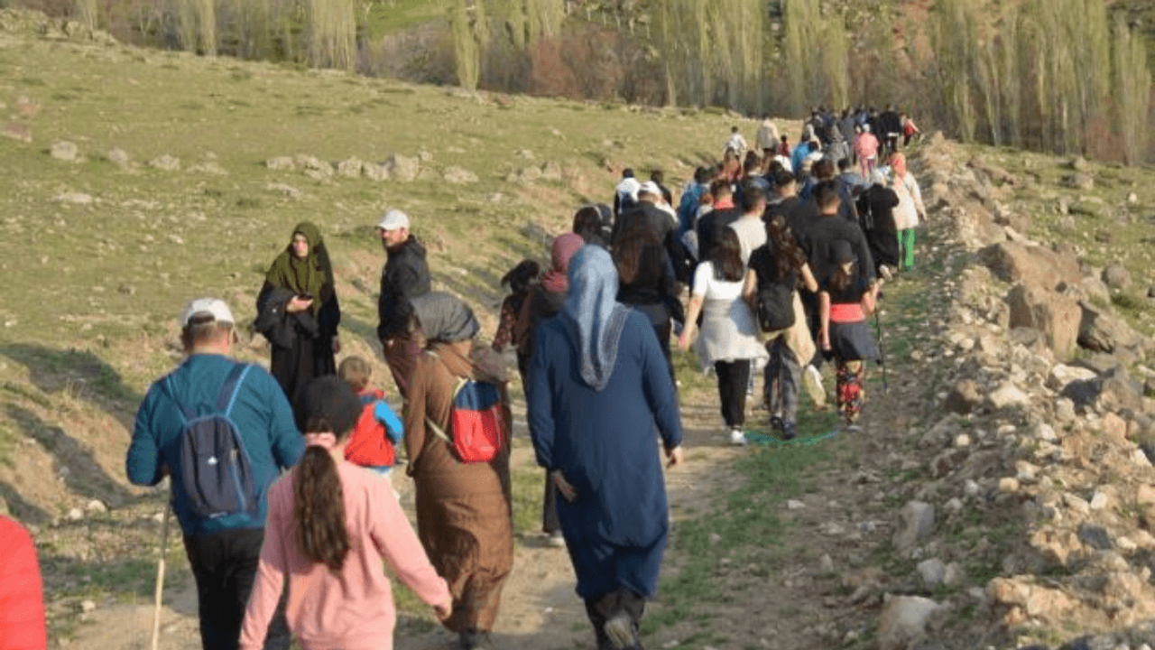 Develi’de dikkat çeken hareketlilik! Yüzlerce kişi aynı yöne yürüdü
