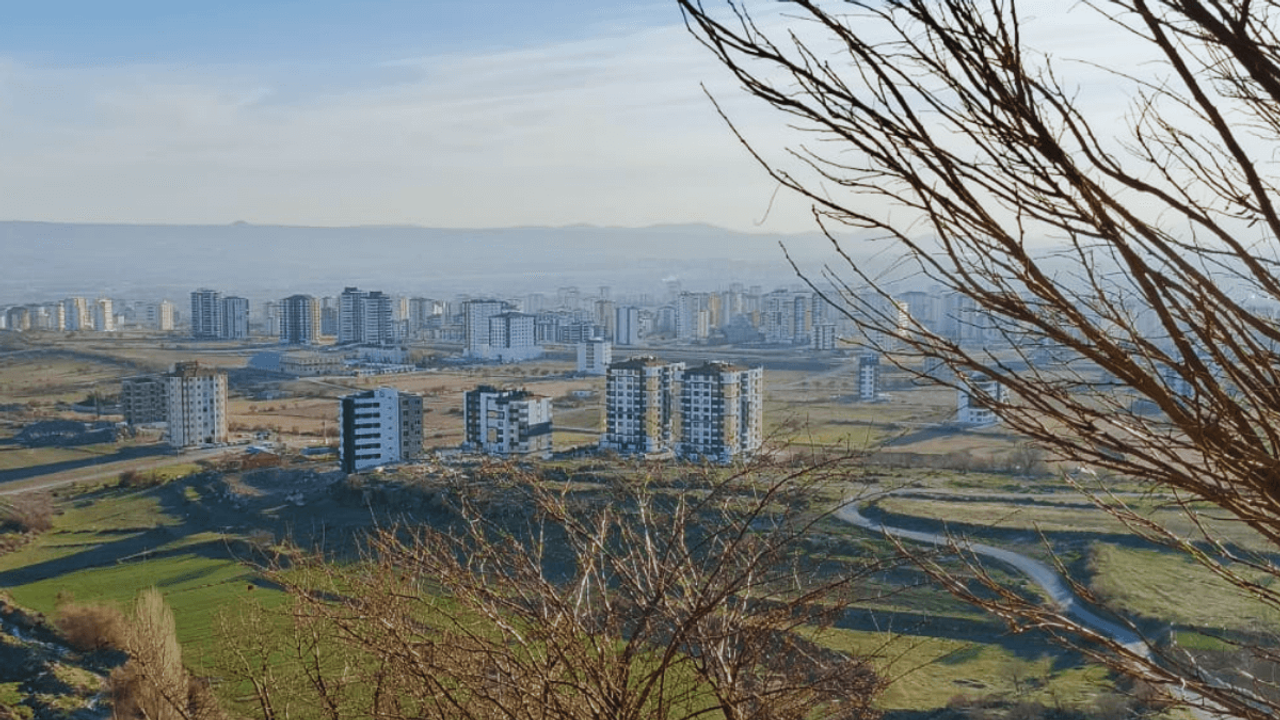 Kayseri’de tehlike çanları! TOKİ’nin eteğinden kayalar yuvarlanıyor!