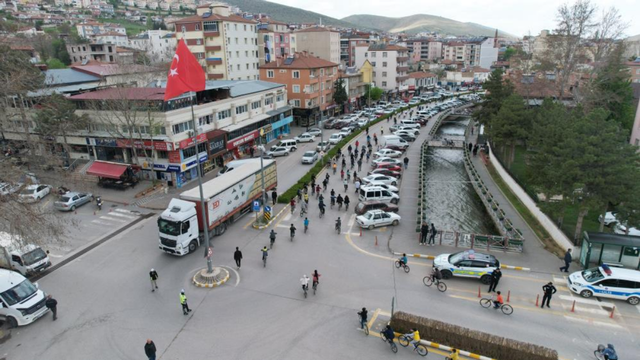 Yahyalı’nın merkezi dolup taştı! Bayram coşkusuna altın dokunuş!
