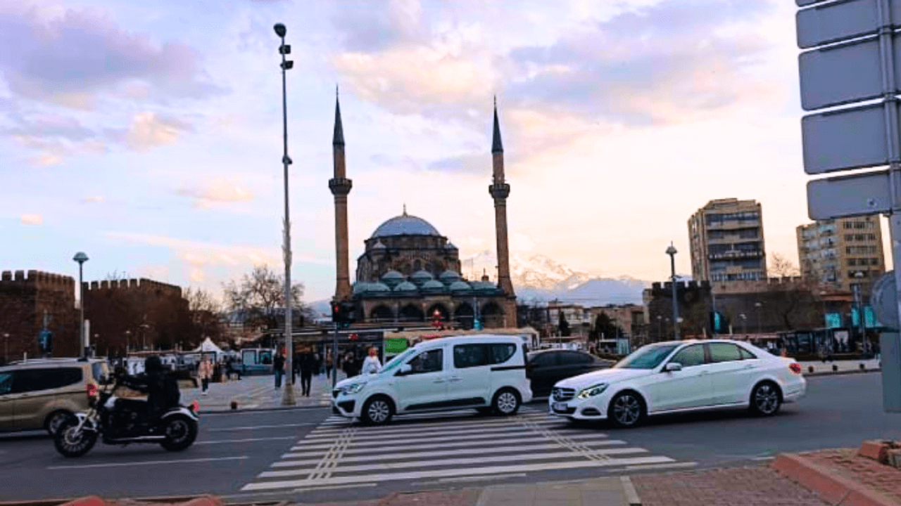 Kayseri’de beklenen oldu: Gözler gökyüzüne çevrildi!