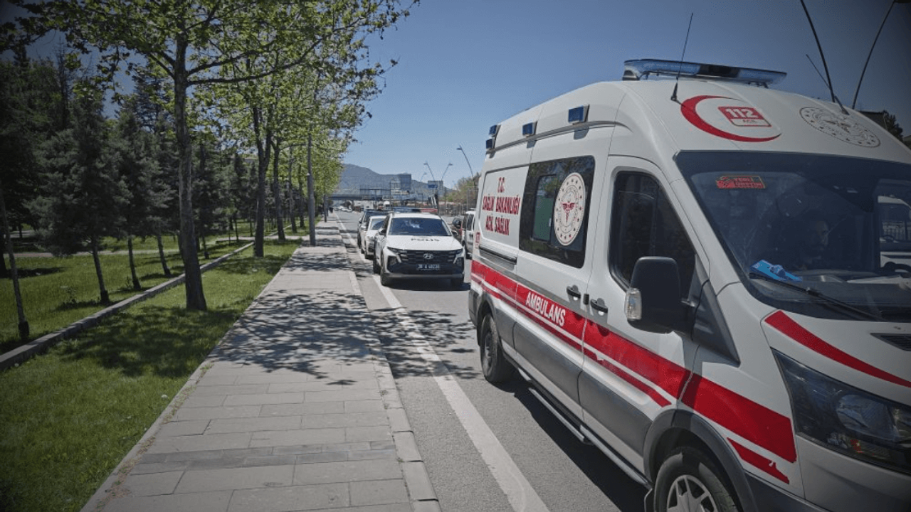 Kayseri'de motosiklet servise çarptı: Yaralılar var