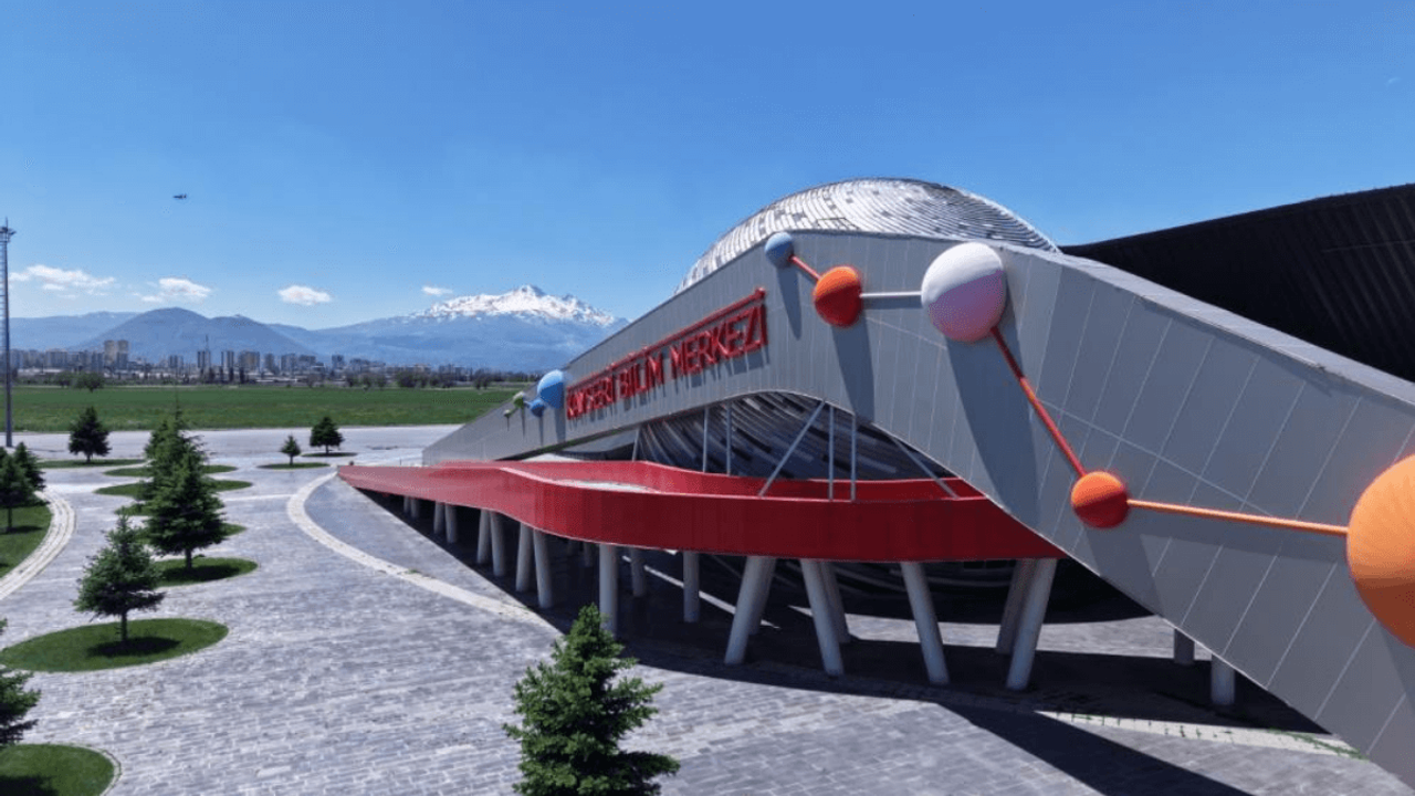 Kayseri’de merak eden herkesin uğrak noktası: Gençler bilimle buluşuyor